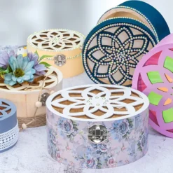 Boxen, Holz, rund, mit Laser-Ornamentik, verschiedene Größen, 3 Stück