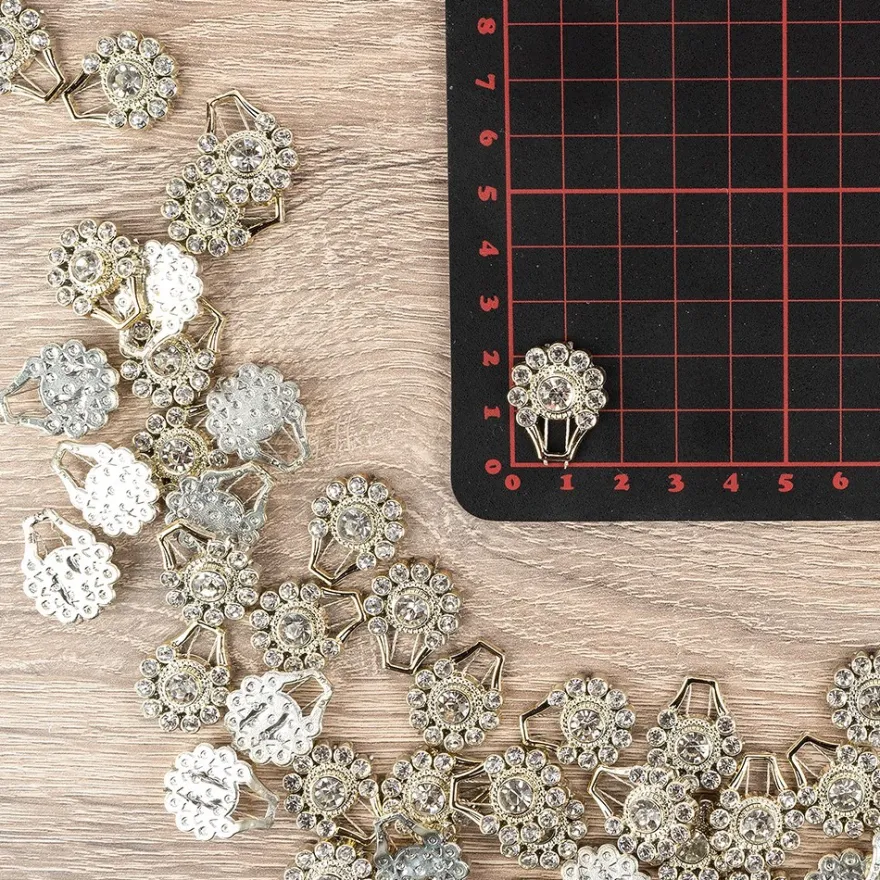 Premium-Schmucksteine, Ornament, 1,8cm x 2,2cm x 0,5cm, hellgold, mit Glaskristallen, 40 Stück