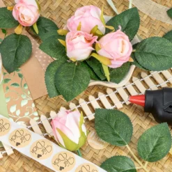Rosenknospen mit Blättern, 5 Knospen in Creme-pink, 10 Blätterzweige in Grün, 15-teilig