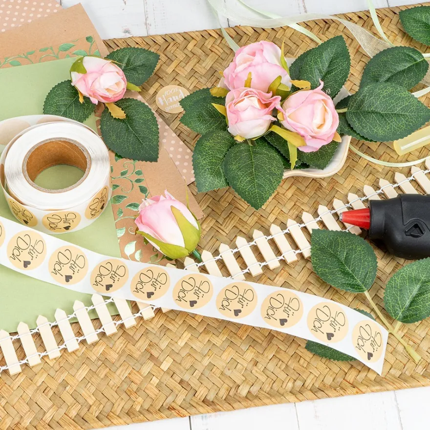 Rosenknospen mit Blättern, 5 Knospen in Creme-pink, 10 Blätterzweige in Grün, 15-teilig