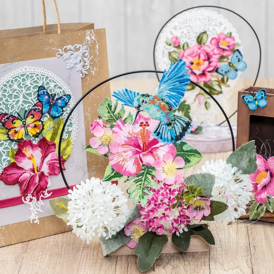 Stick-Design XL, Kolibri mit Hibiskus, 25cm x 17,7cm, farbig, mit Aufhänge-Öse