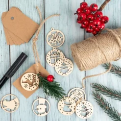 Streu-Deko, Holz, Baumschmuck, 8 Designs, 7x 7 Stück, 1x 14 Stück 1,6mm stark, natur, 63 Teile